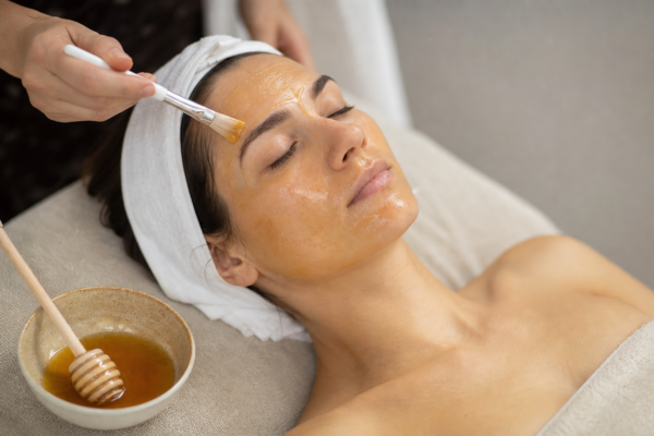 Mierea în îngrijirea pielii: cum poate fi folosită în măști cosmetice