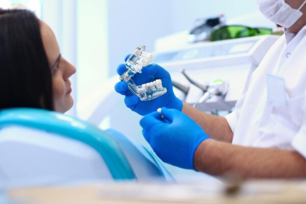 Cât rezistă un implant dentar și ce poate influența durata lui