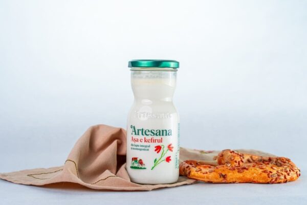 sticla de kefir Artesana si un covrig cu seminte