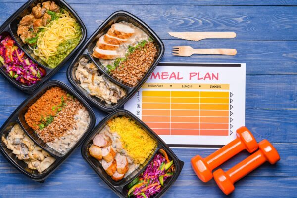 Ce mănânci într-o dietă de 1.500 de calorii și cum îți împarți mesele