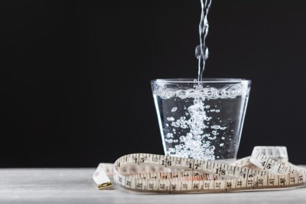 Cât de importantă este apa pentru metabolism și pierderea în greutate