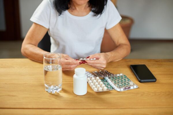 Suplimentele pentru menopauză: ce trebuie verificat înainte să le iei