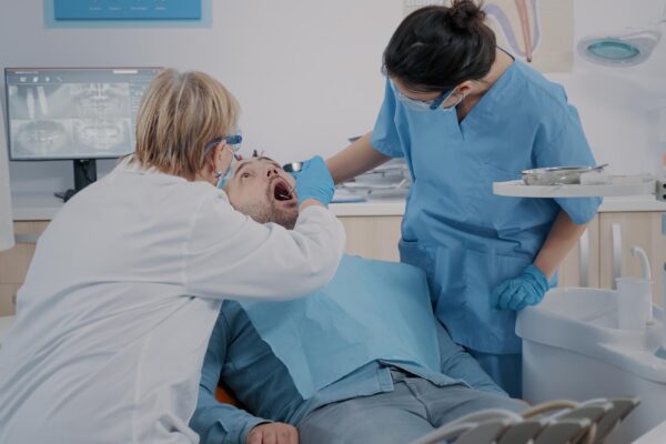 Control parodontal: când trebuie verificate gingiile și mobilitatea dinților