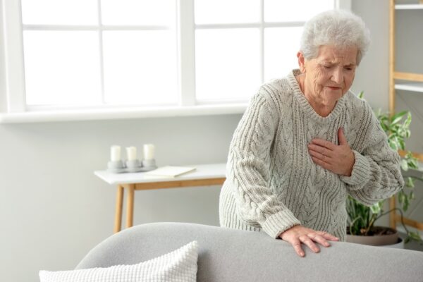 10 simptome care pot indica probleme cardiace la vârstnici