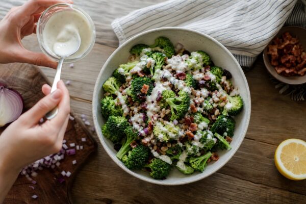 Salată de broccoli cu mere și nuci: cum pregătești dressingul cu iaurt