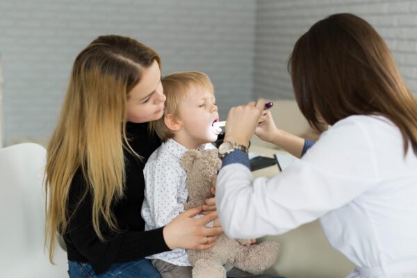 Lipsa poftei de mâncare la copil: ce informații ajută pediatrul