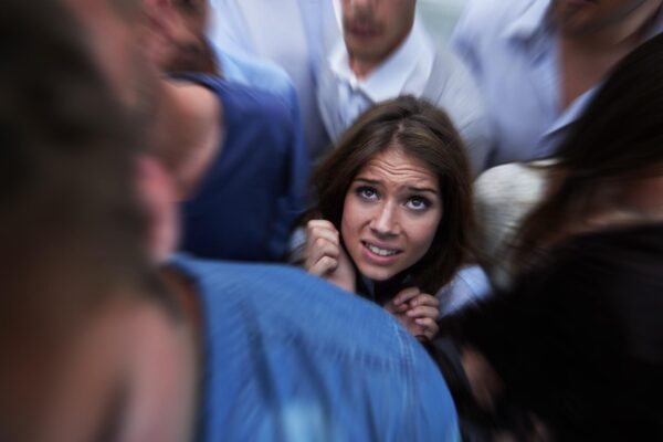 Timiditate sau anxietate socială: când teama afectează viața de zi cu zi