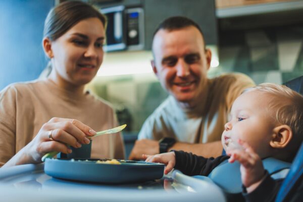 Diversificarea alimentației: ce semne de pregătire urmărești la copil