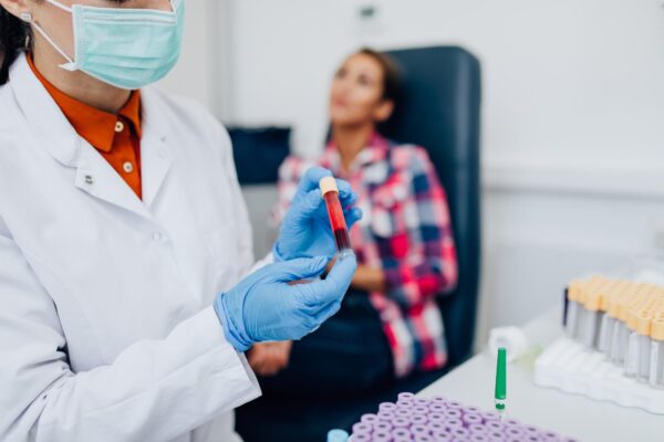 Cum pregătești copilul pentru o recoltare de sânge fără promisiuni nerealiste