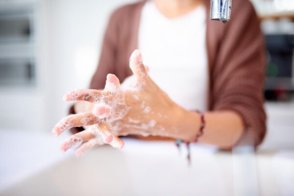 Eczemă pe mâini: ce rol pot avea spălarea frecventă și produsele de curățenie