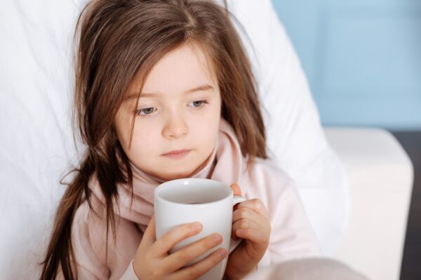Copil răcit care refuză lichidele: când devine îngrijorător