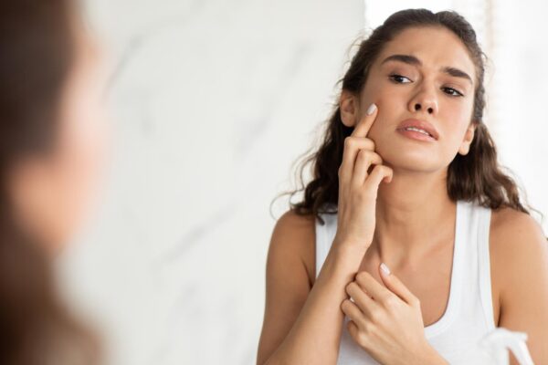 Acnee înainte de menstruație: când merită discutată o componentă hormonală