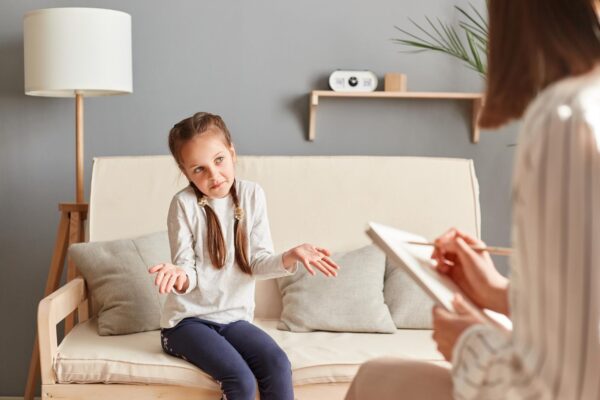 Psiholog pentru copii sau psihiatru pediatru: ce rol are fiecare