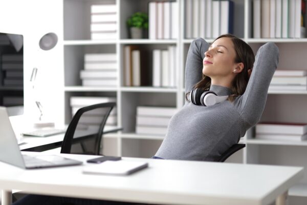 5 exerciții de mobilitate pe care le poți face în pauzele de lucru