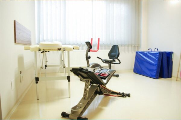 Stresul, postura și durerile de spate: când mergem la ortoped la Clinica Hereditas din Suceava